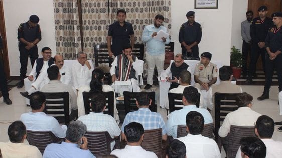 The CM showed the photos of Chilli Lake to the officers and asked for a report