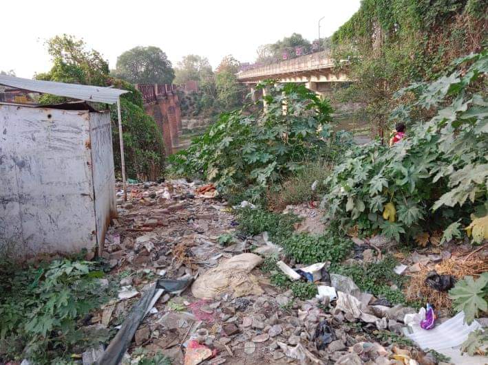 गोमती नदी के गोलाघाट पुल के लिए चयनित स्थल।  