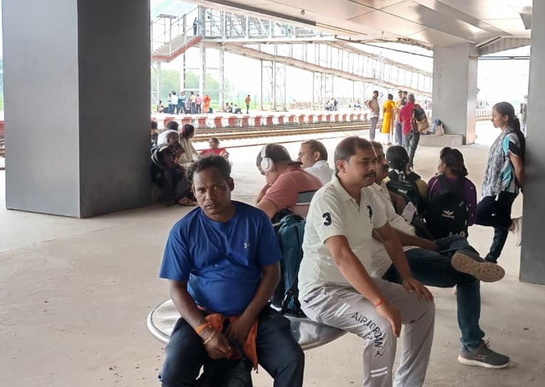 Sangam Passenger arrived four hours late, passengers were in distress.