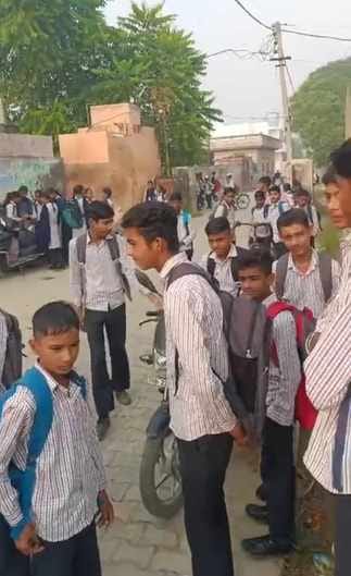When the school gate did not open, a video was made and went viral.