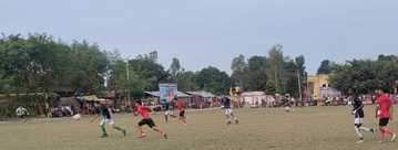 गांव चंदिया हजारा में चल रही फुटबॉल प्रतियोगिता में भिड़ते टीमों के खिलाड़ी- आयोजक