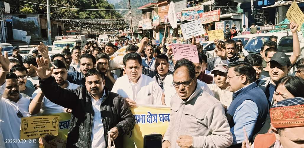 घनसाली में स्वास्थ्य सेवाएं बेहतर करने की मांग को लेकर प्रदर्शन करते। स्रोत जागरूक पाठक