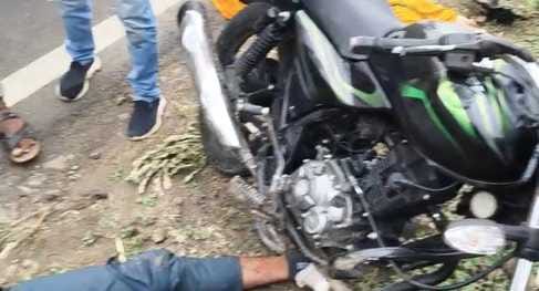 Sehore news:Tragic crash near Dodi: Unknown container hits bike, mother dead, son battling for life