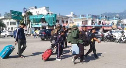 The wheels of auto and Vikram stopped due to the blockade.