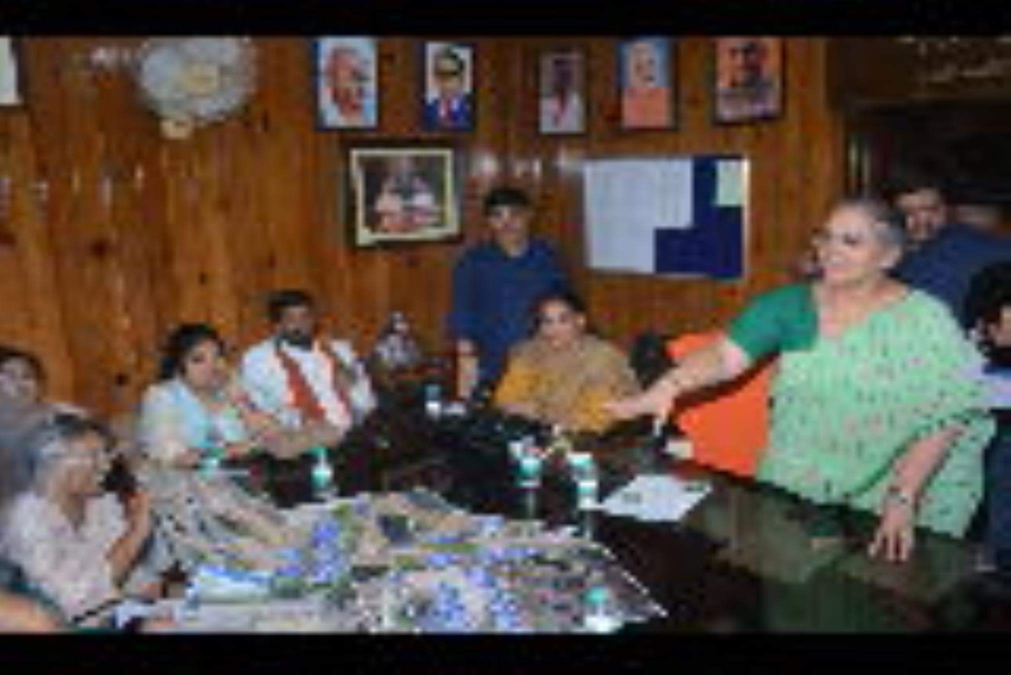 जनता दरबार में समस्याएं सुनतीं महापौर।