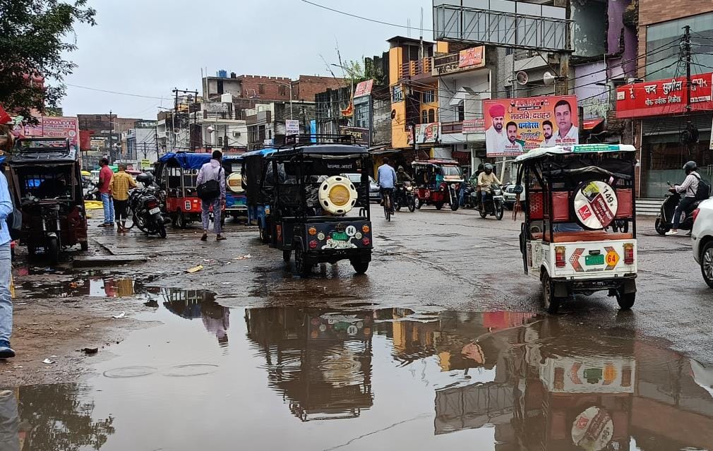 E-rickshaws bypassing colour-coding rules, causing traffic jams