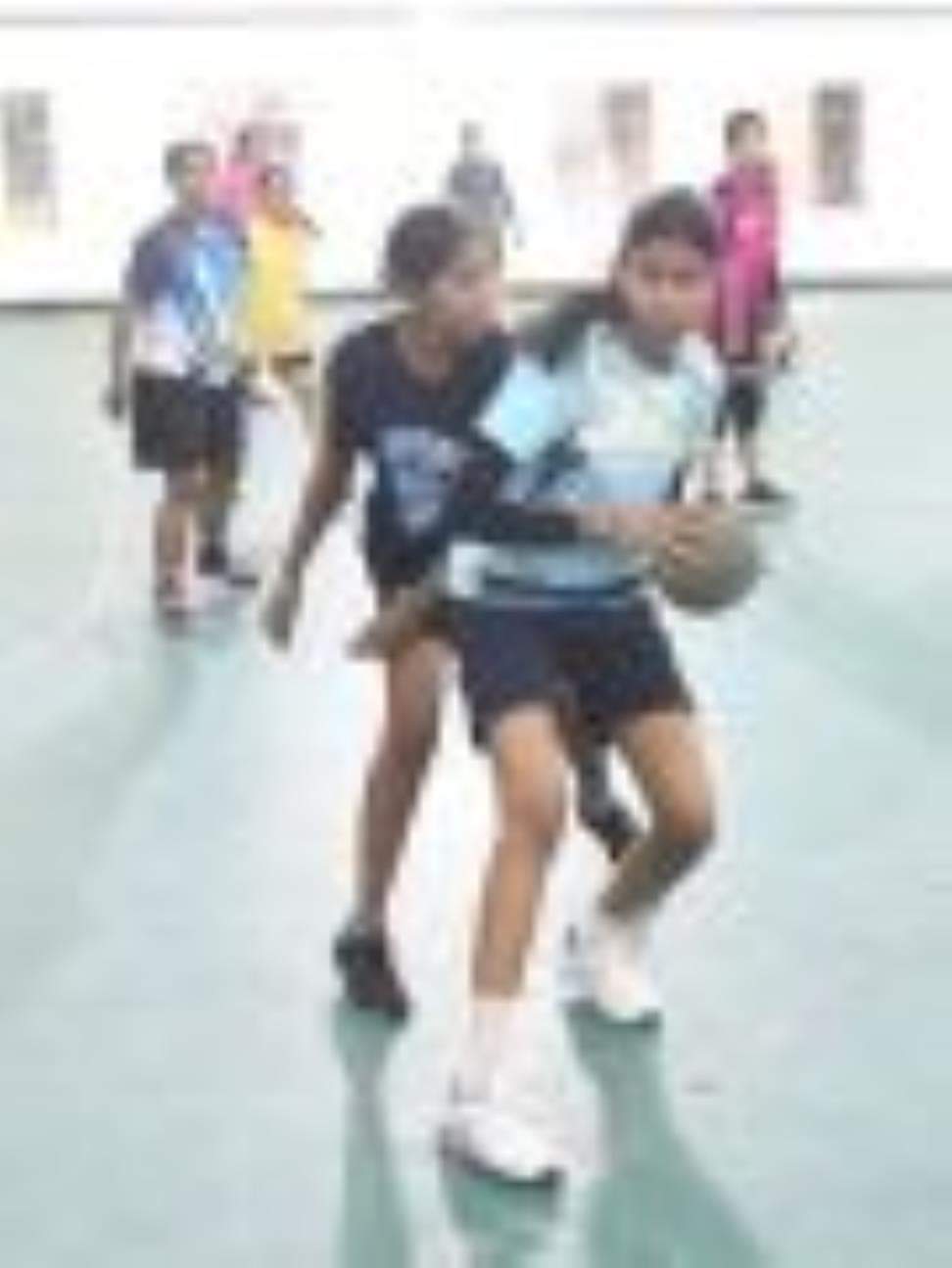 केडी सिंह सिंह बाबू स्टेडियम के इंडोर हाॅल में हैंडबाॅल ट्रायल में भाग लेने वाली खिलाड़ी एक्श