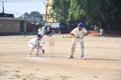 क्रिकेट मच के दौरान खेलते खिलाड़ी स्रोत विभाग 