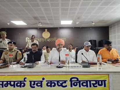 कष्ट निवारण समिति की बैठक में परिवादों की सुनवाई करते कृषि मंत्री व अधिकारी। संवाद