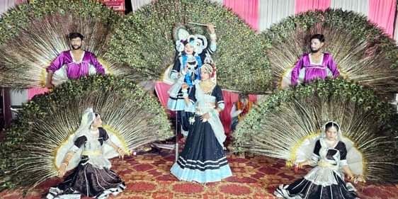 खुटार के गांव खमरिया में दुर्गा जागरण में झांकी प्रस्तुत करते कलाकार। संवाद