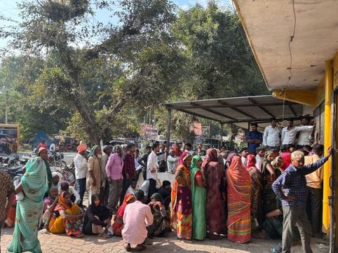 Farmers scramble for fertilizer, unable to find it, and return empty-handed.