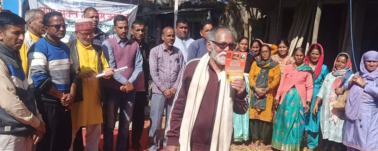 लंबगांव में अजेंद्र कंडारी हत्या के विरोध में प्रदर्शन करते। स्रोत जागरूक पाठक