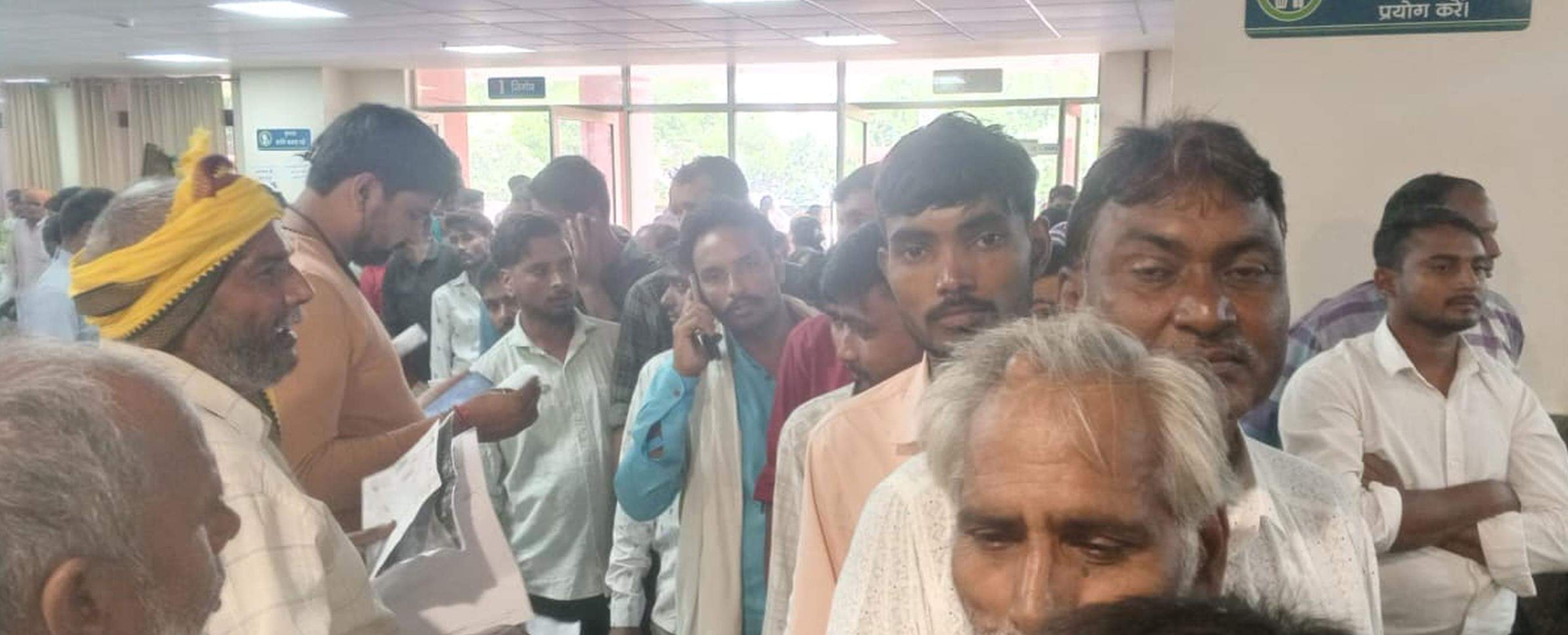 मेडिकल काॅलेज में जांच काउंटर पर वॉयल लेने खड़े मरीज।