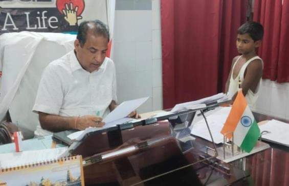 मेडिकल कॉलेज में मां के लिए खून की गुहार लगाता सीतापुर का बालक मुकेश। -संवाद