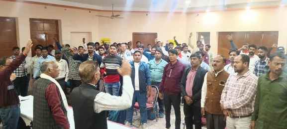 मांगों के समर्थन में नारेबाजी करते हुए मीटर रीडर