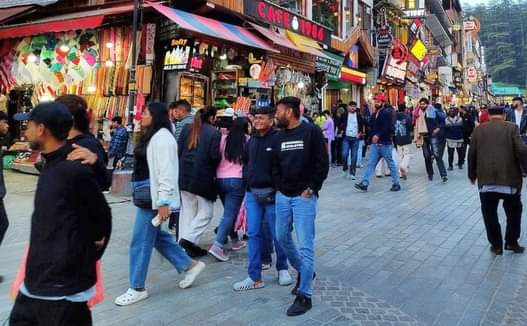 मनाली के मालरोड पर घूमने निकले पर्यटक। -संवाद