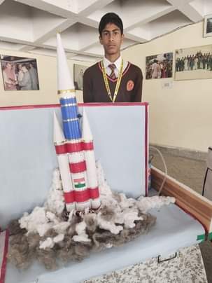 मनाली पब्लिक स्कूल में आयोजित वार्षिक समारोह में मॉडल प्रस्तुत करता विद्यार्थी। -स्कूल प्रबं