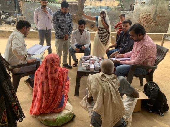 मरीजों को देखते डाक्टर। 