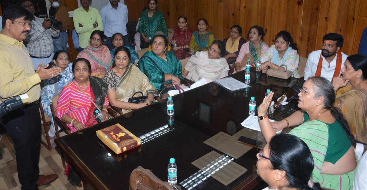 Women protest demanding road construction and cleanliness
