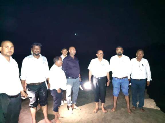 नाव पलटने से ग्रामीणों के डूबने के बाद मौके पर पहुंचे एसडीएम व अन्य। - स्रोत : ग्रामीण