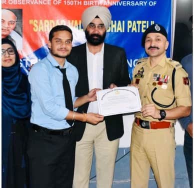 पुंछ डिग्री कालेज मेंं पुलिस द्धारा आयोजित कार्यक्रम के विजेताओं को पुस्कार प्रदान करते एएस पी