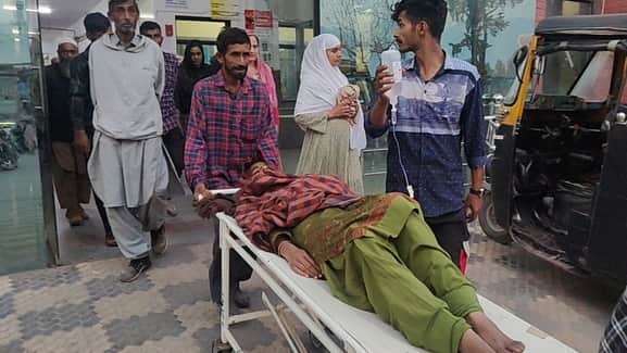 पुंछ जिले के गांव सेढ़ी ख्वाजा में भालू के हमले में घायल महिला राजा सुखदेव सिंह जिला अस्पताल मे