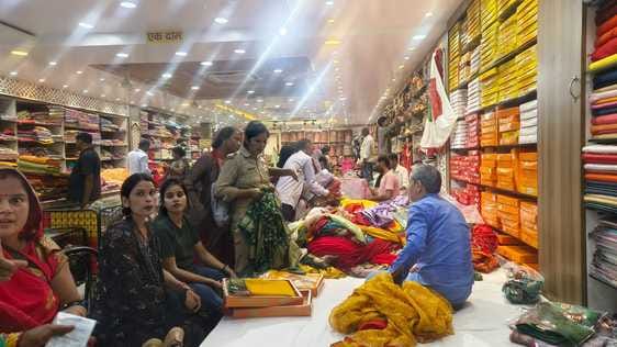 Fall in gold prices boosts wedding shopping