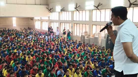 पुलिस की पाठशाला में विद्यार्थियों को जागरूक करते बूड़िया पुलिस इंचार्ज गुरदयाल। संवाद