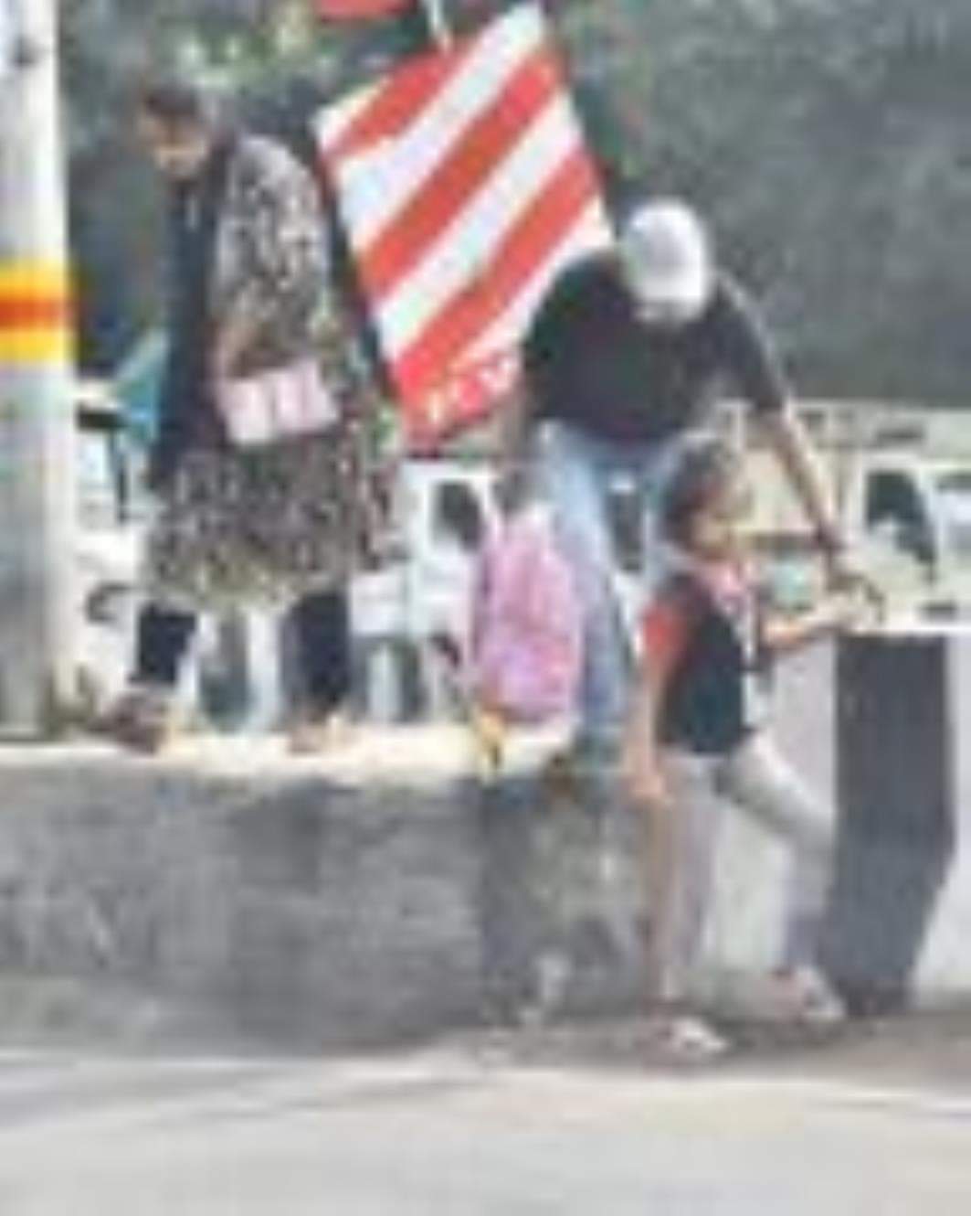 पारा इलाके में पुरानी चौकी के पास रोड बंदकर डिवाइडर बना दिया गया है। ऐसे में लोग मजबूरन डिवाइडर