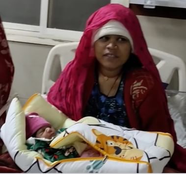 प्रसूता मां को जिला अस्पताल में सोपा गया उसका बच्चा