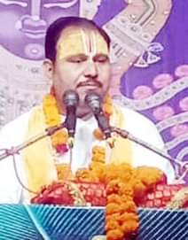 पुवायां में रामकथा सुनाते रामसहाय त्रिपाठी। संवाद