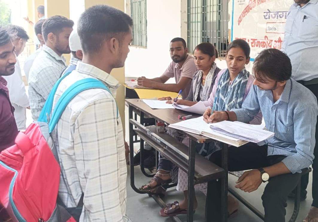 राजकीय औद्योगिक प्रशिक्षण संस्थान में आयोजित रोजगार मेले में अपने बारे में जानकारी देते अभ्यर्थ