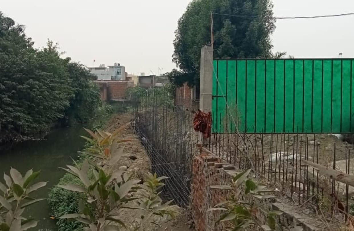 Illegal construction is being carried out by cutting the chest of the Begul river.