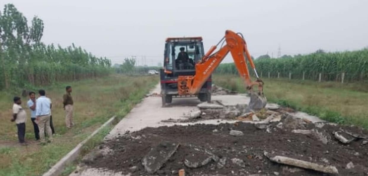Authority's bulldozer runs on five illegal colonies of Rudrapur