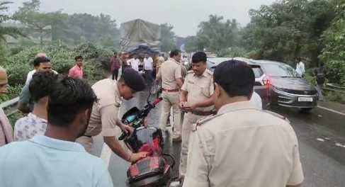 Muzaffarpur Bihar news : two young man died in road accident uncontrol truck collied their bike