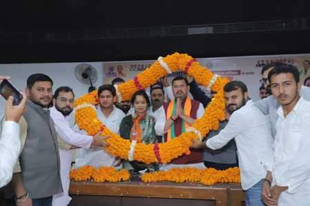 शाहजहांपुर में भाजपा युवा सम्मेलन में आए पूर्व मंत्री का स्वागत करते पदाधिकारी। स्रोत: आयोजक