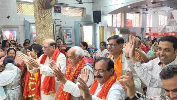 शाहजहांपुर में प्रभात फेरी के दौरान भजनों पर थिरकते भक्त। स्रोत: आयोजक