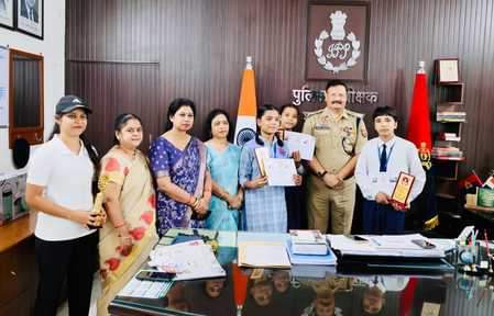 शाहजहांपुर में सुदामा प्रसाद कॉलेज की छात्राओं को सम्मानित करते एसपी राजेश द्विवेदी। स्रोत: स्क