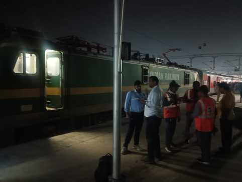 Marudhar Express engine fails in Tundla, train stands for one and a half hours