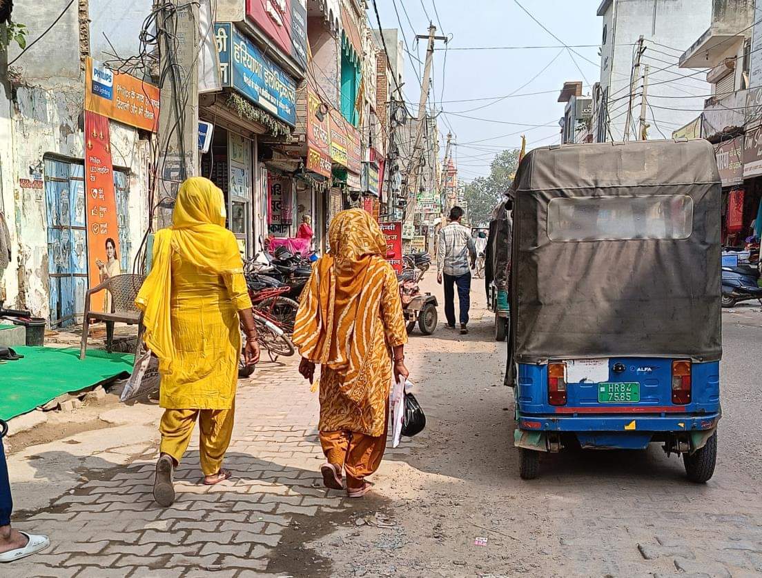 दादरी के बाजार में पॉलीथिन में सामान लेकर जाती महिलाएं। संवाद