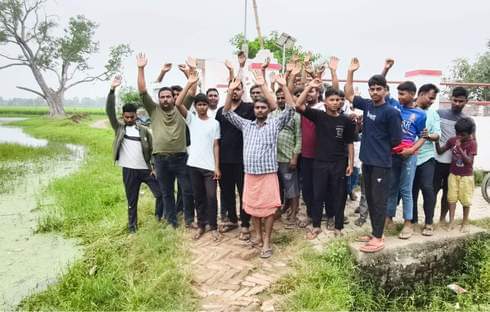 धानापुर के धरांव में प्रदर्शन करते ग्रामीण। संवाद