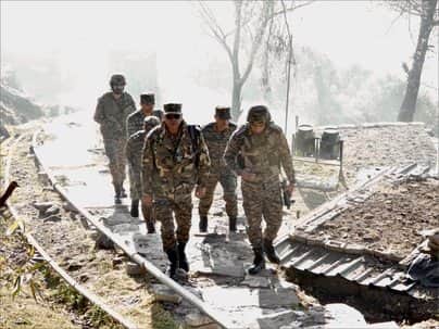 व्हाइट नाइट कोर के जीओसी ने पुंछ और नौशेरा सेक्टरों में नियंत्रण रेखा पर सुरक्षा तैयारियों की स