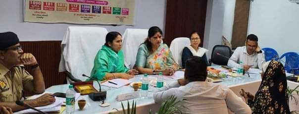 विकाभवन सभागार में जनसुनवाई के दौरान समस्या सुनते हुए राज्य महिला आयोग की अध्यक्ष डॉ. बबीता सि