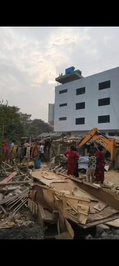 वसुंधरा में झुग्गी झोपड़ियों को हटाती आवास विकास की टीम। स्रोत वीडियो ग्रेब