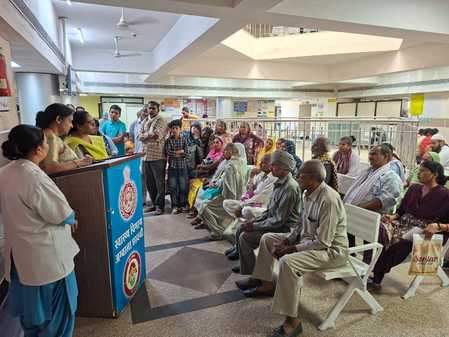 विश्व लकवा दिवस पर आयोजित जागरूकता कार्यक्रम में लोगों को जागरूक करती पीएमओ डॉ. पूजा पेंटल। पीआ