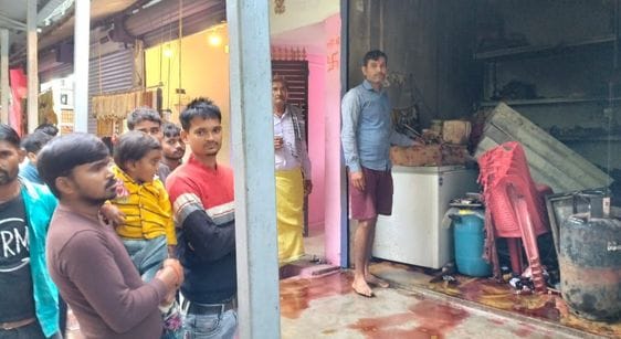 Fire broke out in grocery shop due to short circuit, goods worth three lakhs burnt