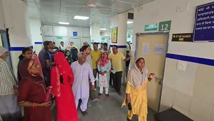 30jjrp19- झज्जर। नागरिक अस्पताल में अल्ट्रासाउंड कक्ष के बाहर खड़े मरीज। संवाद