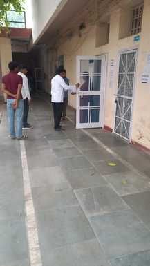 30jjrp22- गुरु गोरखनाथजी बहुतकनीकी संस्थान में प्रिंसिपल कार्यालय के बाहर कर्मचारियों से बातचीत