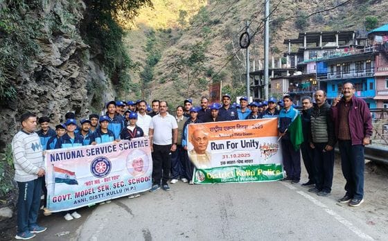 Volunteers organized a unity march in Aani.