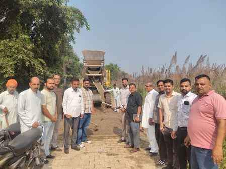 अंबाला छावनी के सेक्टर 34 में सड़कों के निर्माण कार्य के दौरान मौजूद स्थानीय निवासी। प्रवक्ता